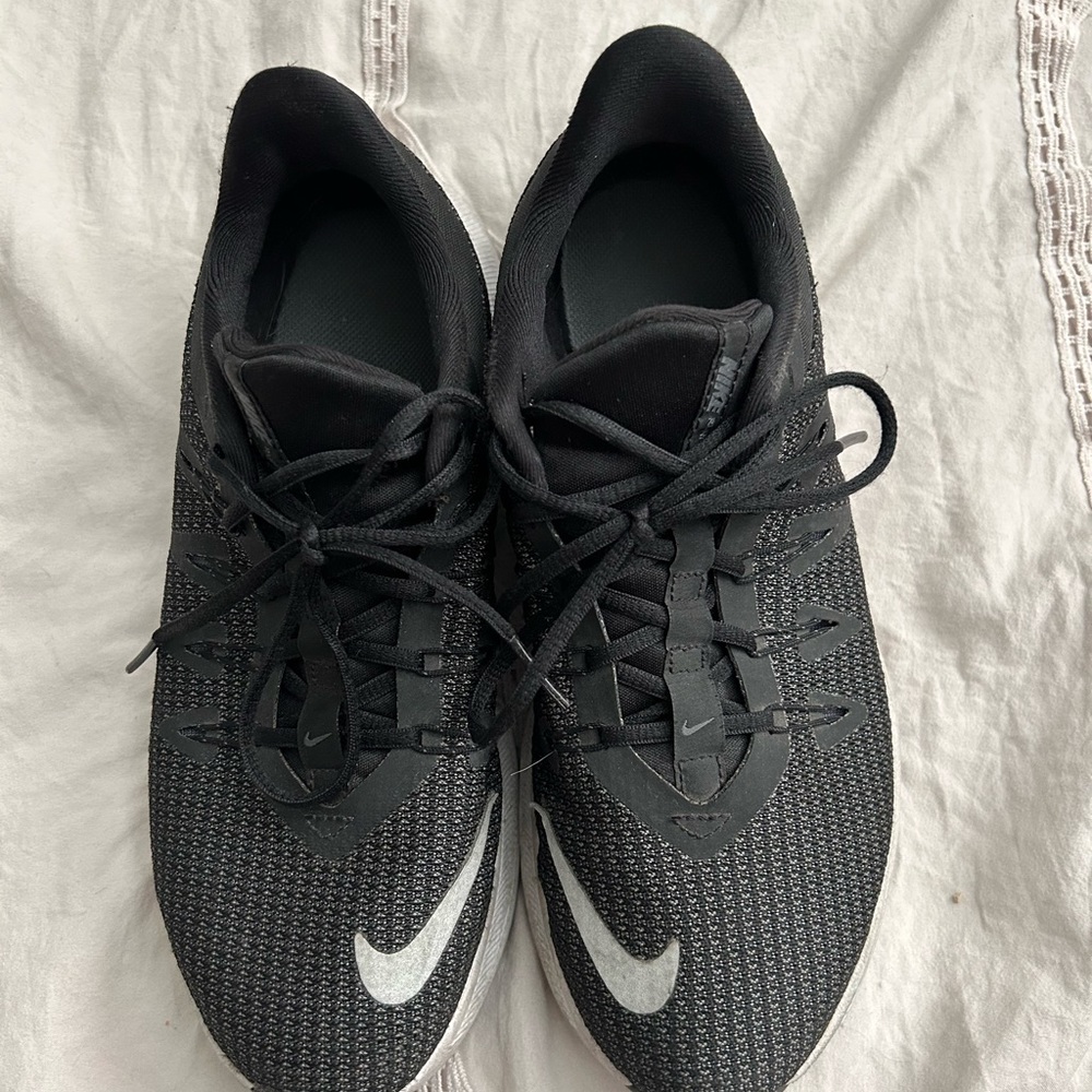 NIKE RUNNING SHOES - SIZE 6.5